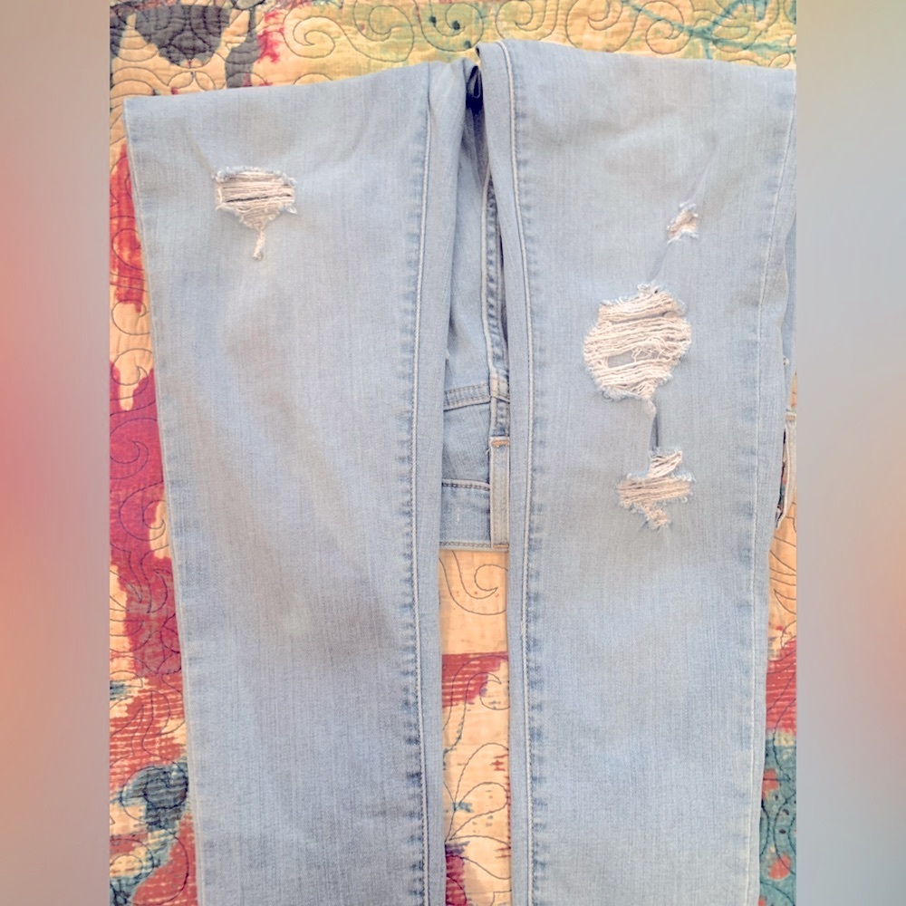 🩷LEVI’S🩷710 SUPER SKINNY LIGHT WASH DENIM. FACTORY DISTRESSED. - Picture 5 of 7